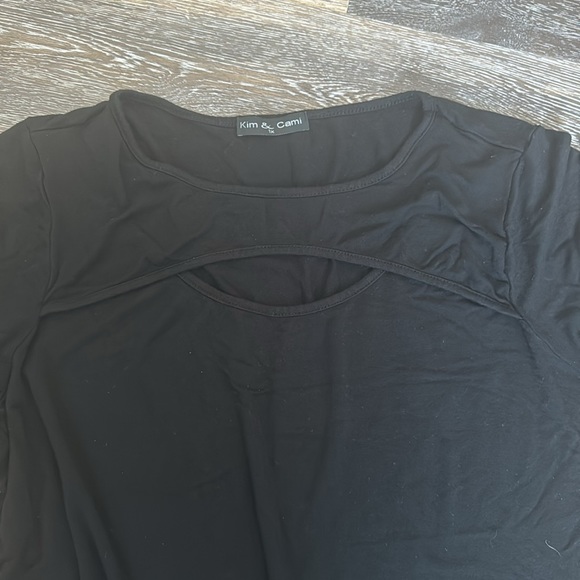Kim & Cami short sleeve top. - Picture 2 of 3